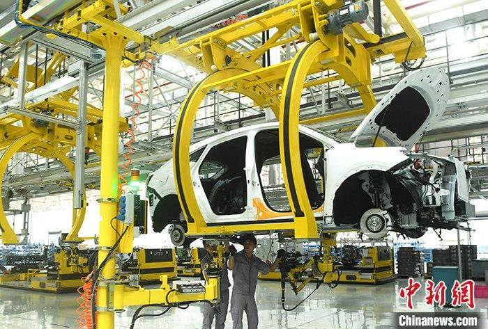 資料圖：一汽車生產(chǎn)車間內(nèi)的工作人員正在組裝車輛。 <a target='_blank' href='http://www.chinanews.com/'>中新社</a>記者 陳超 攝